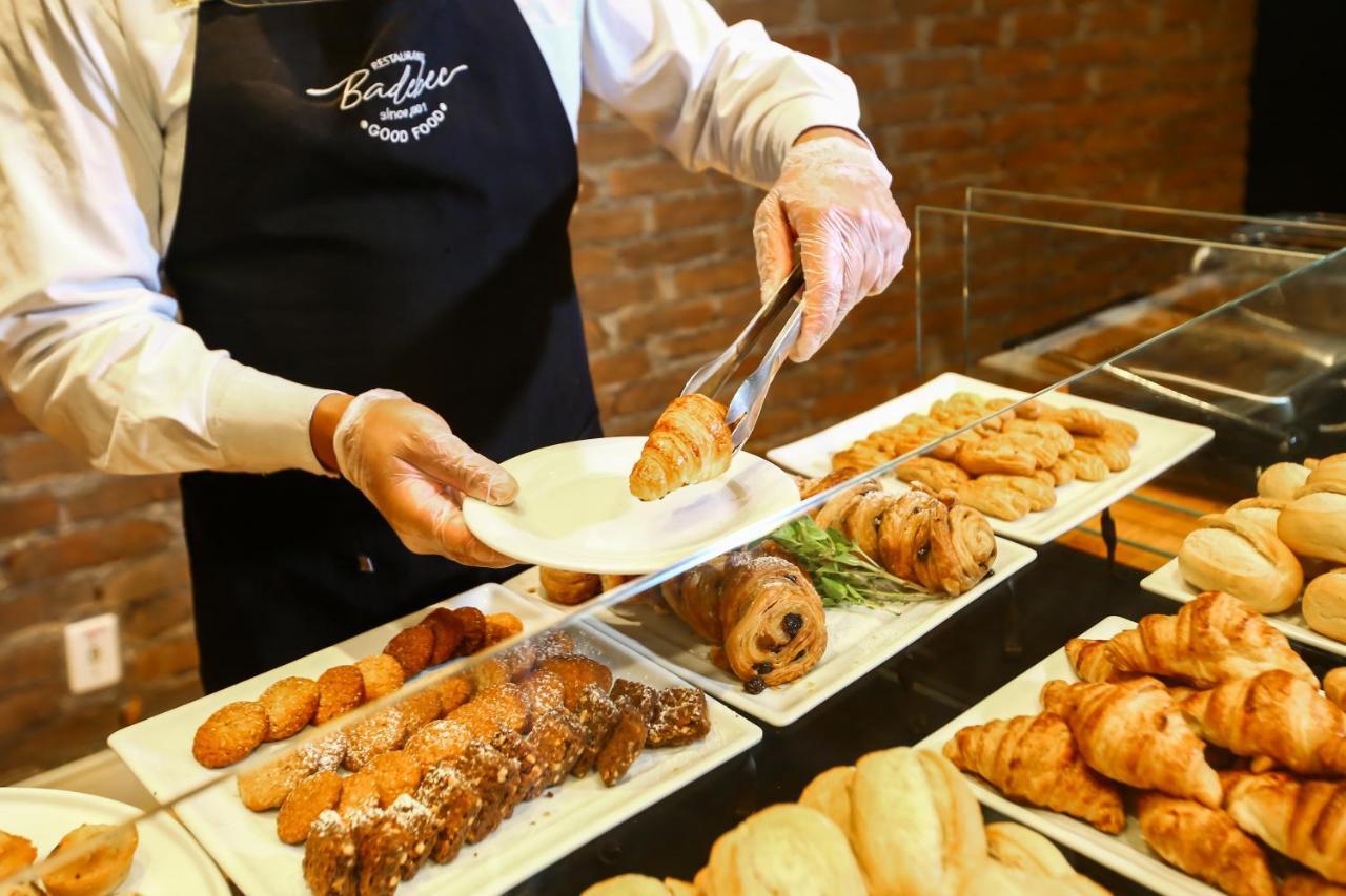 Radisson Vila Olimpia Sao Paulo Exterior photo A pastry chef serving pastries