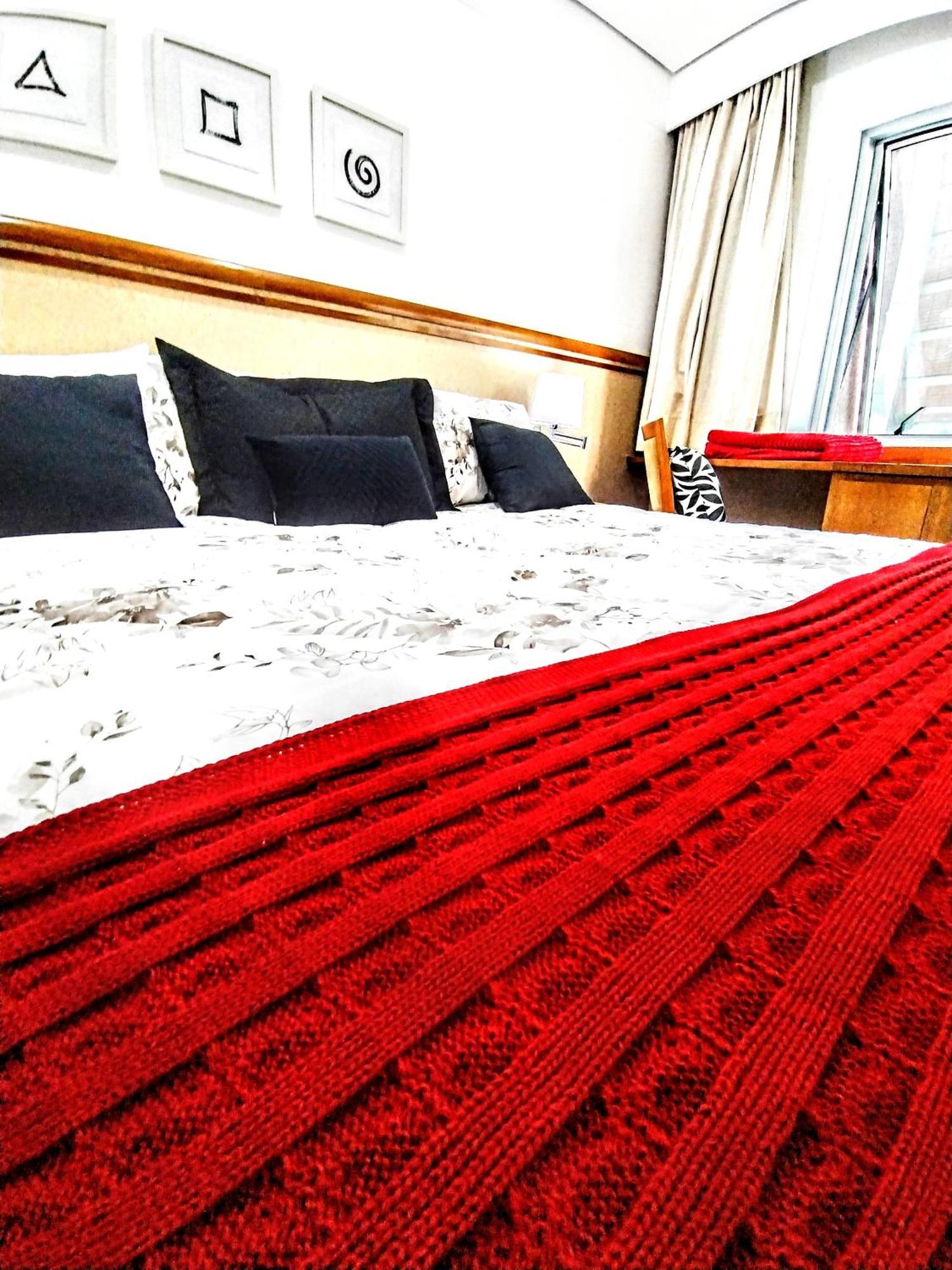 Radisson Vila Olimpia Sao Paulo Exterior photo A bed with a red throw